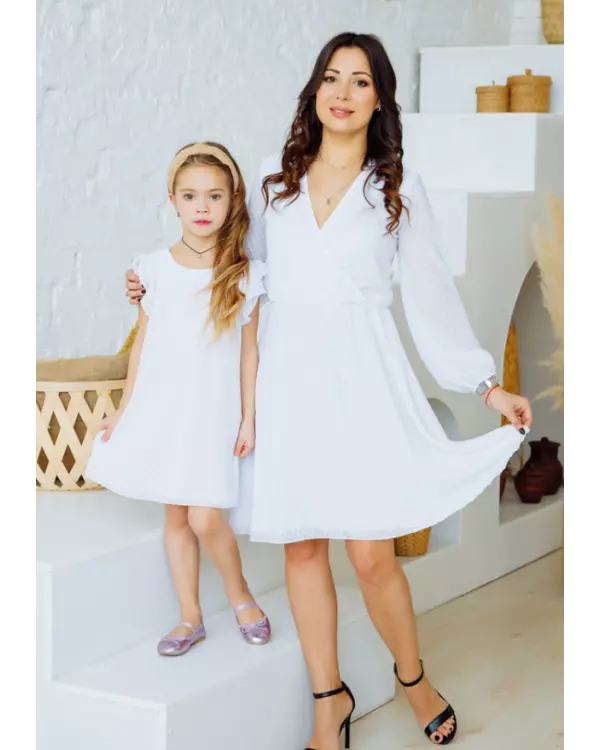Одинаковые белые платья для мамы и дочки с длинными шифоновыми рукавами Ангелина М-2175
