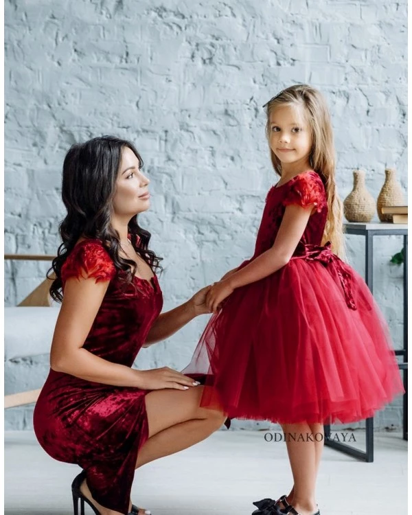 Комплект нарядных бархатных платьев в одном стиле для мамы и дочки Николь М-2201 бордо