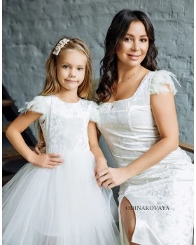 Комплект нарядных бархатных платьев для мамы и дочки Николь М-2201 белый