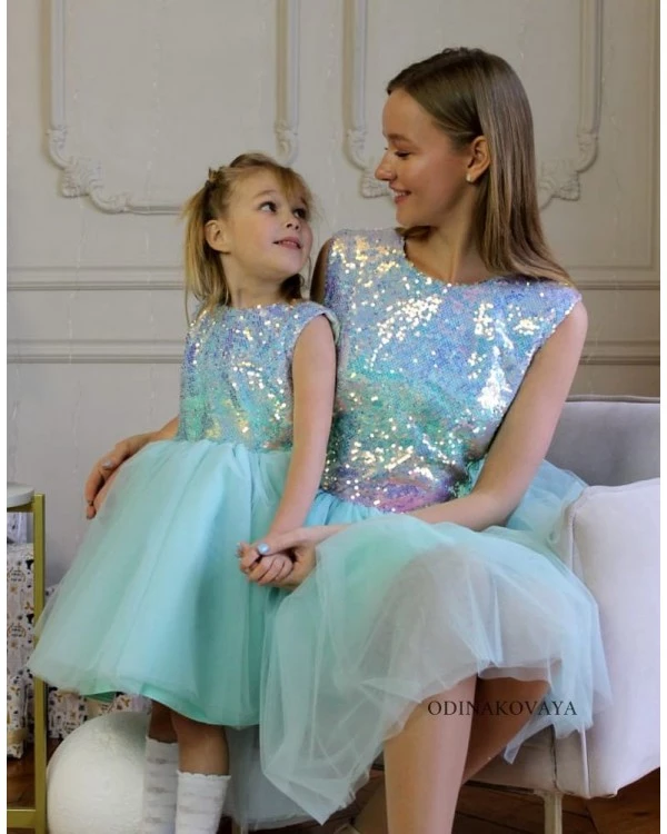 Пышный комплект платьев для мамы и дочки с пайеткой Family look  2138