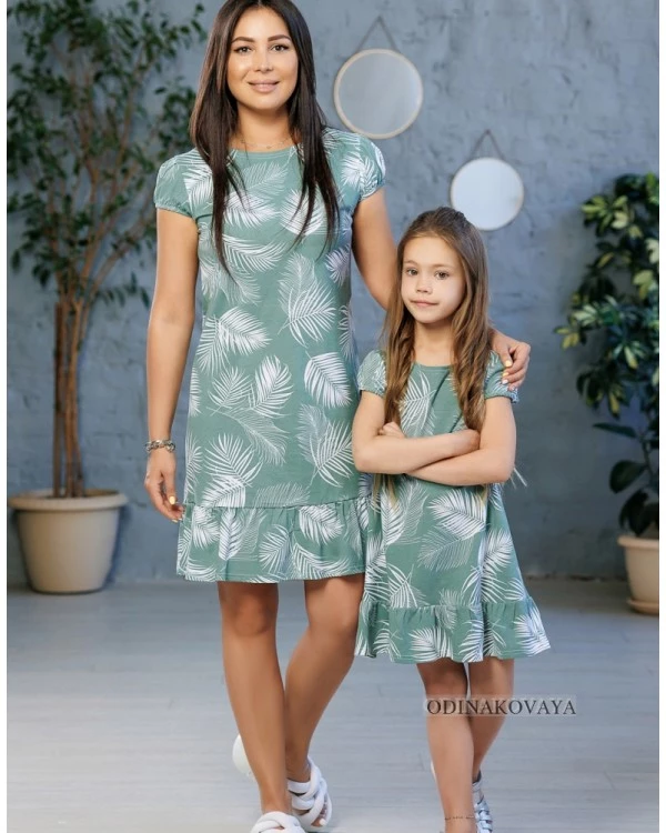 Комплект платьев family look для мамы и дочки  Тропики М-2218 зеленый