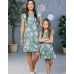 Комплект платьев family look для мамы и дочки  Тропики М-2218 зеленый